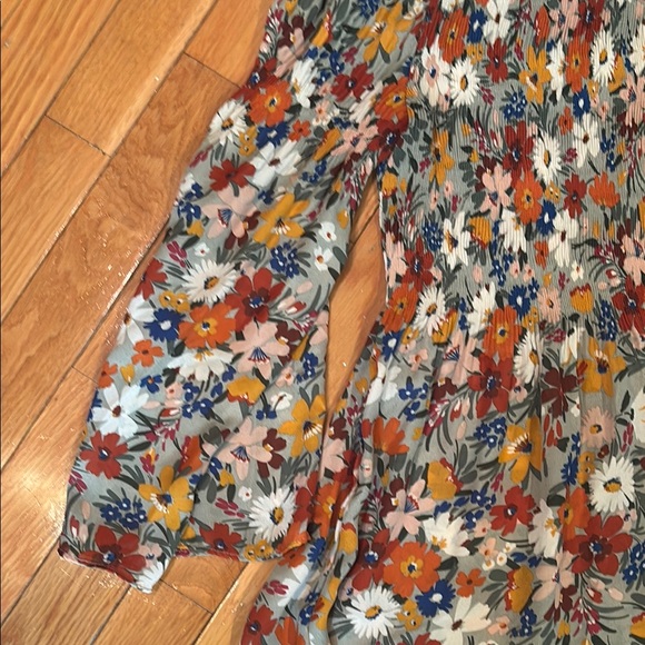 Floral Ruffle Blouse - Picture 5 of 10